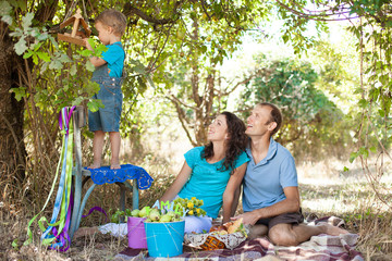 Obraz premium family on vacation with son together in green forest