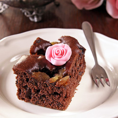 schokokuchen mit marzipan rosenblüte