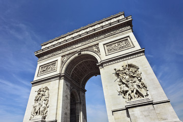 Fototapeta na wymiar Zamożni ozdobny Arce de Triomphe przeciw błękitne niebo
