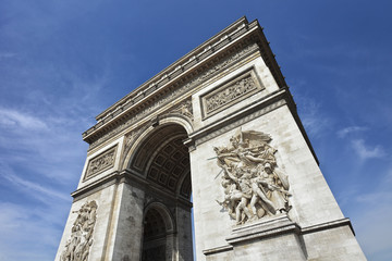 Fototapeta na wymiar Światowej sławy Arce de Triomphe przeciw błękitne niebo