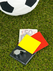 rote und gelbe Karte auf dem rasen