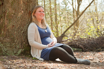 Obraz premium Pregnant blonde young woman enjoying nature.