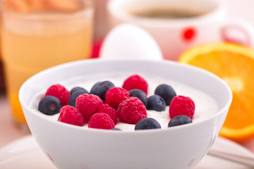 Quark mit frischen Fruechten