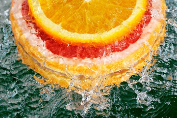  sinaasappel en grapefruit in water © Serghei V