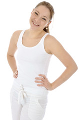 Junge Frau in weißer Kleidung lacht