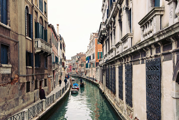 Obraz na płótnie Canvas Typowy kanał w Wenecji, Włochy.