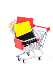 Einkauswagen mit roter und gelber Karte