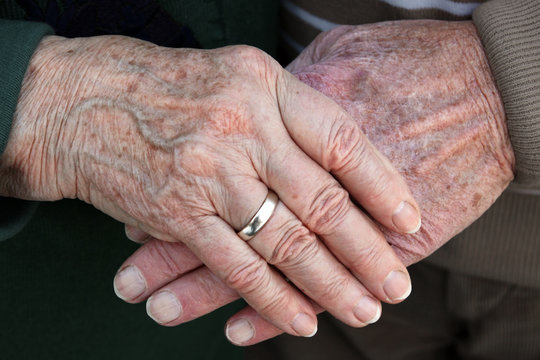 Die Hände eines alten Ehepaares