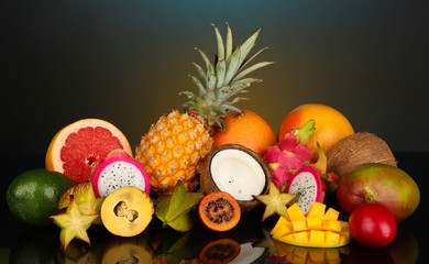 Fototapeta na wymiar Skład egzotycznych owoców na kolorowe tło