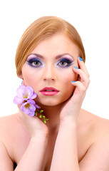 Obraz na płótnie Canvas Piękna młoda kobieta z glamour makijażu i kwiat, samodzielnie