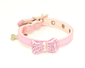 Collar rosa con lazo de diamantes