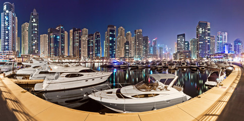 Naklejka premium Dubai marina yachtclub at night