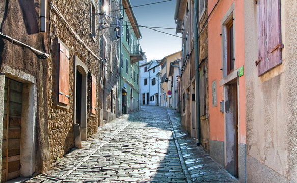 Старя улица в хорватском городе Мотовун