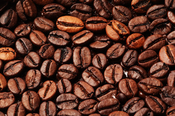 Naklejka premium Roasted Coffee beans closeup background