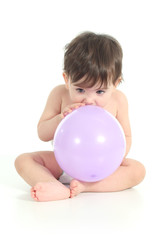 Fototapeta na wymiar Dziecko próbuje napompować balon
