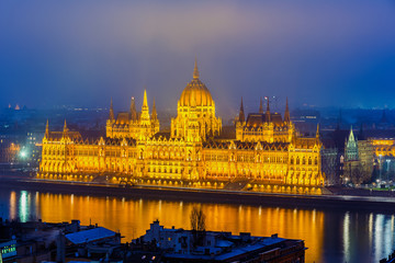 Fototapeta na wymiar Budynek parlamentu w Budapeszcie