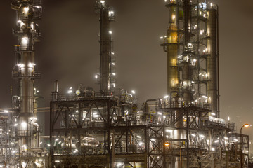 Fototapeta na wymiar Close-up z dużej rafinerii ropy elektrowni w nocy
