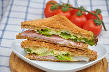 Vollkornsandwich mit Tomate