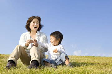 楽しそうな子供と女性