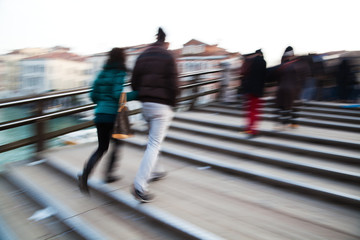 Obraz premium Fußgänger überqueren eine Brücke in Venedig