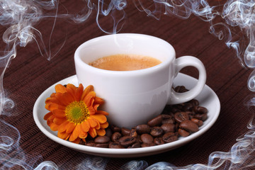 Espresso mit Blüte