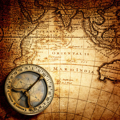Fototapeta na wymiar stary kompas na mapie rocznika 1746