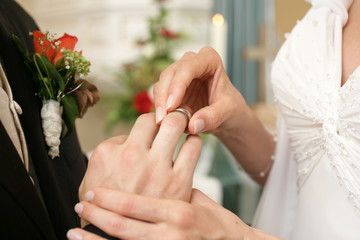 Braut streift Ihrem Braeutigam den Ehering ueber - obrazy, fototapety, plakaty