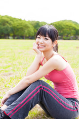 Fototapeta na wymiar Atrakcyjna kobieta Azji w parku