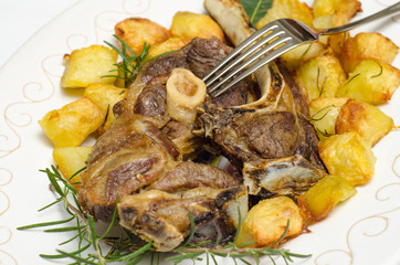 Carne di pecora arrosto con patate, cucina sarda