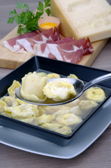 cucchiaiata di tortellini in brodo alla bolognese