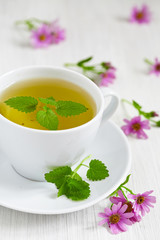 cups of tea with mint
