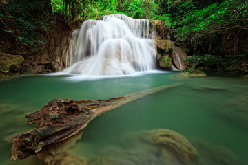 Fototapeta na wymiar Wodospad w lesie tropikalnym, na zachód od Tajlandii