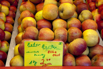Kiste mit Äpfeln und Schild Roter Boskop