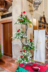 Fototapeta na wymiar kwiaty na ołtarzu w kościele