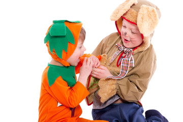 Zwei Brüder in Möhren und Haasen Kostüm