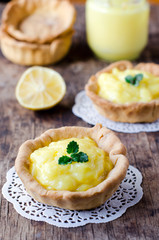 Baskets with lemon cream