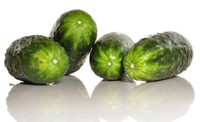 Pepinos sobre fondo blanco.