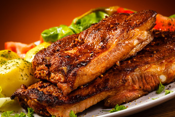 Tasty grilled ribs with vegetables