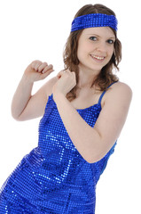 Junge Frau in blauem Disko-Tanzkleid