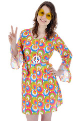 Junge Frau in Hippie-Kostüm zeigt Peace-Zeichen