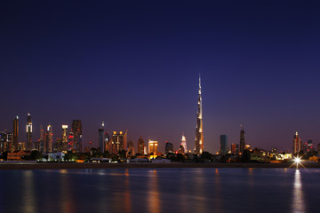 Obraz na płótnie Canvas Dubai Skyline o zmierzchu, patrząc z plaży Jumeirah