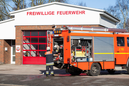 Feuerwehr Feuerwehrmann am Einsatzfahrzeug