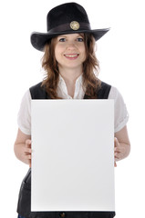 Junge Frau in Cowboy-Kostüm hält leeres Schild
