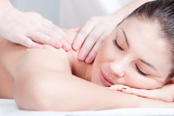 Fototapeta na wymiar Kobieta otrzymuje profesjonalny masaż ciała w salonie spa, bliska