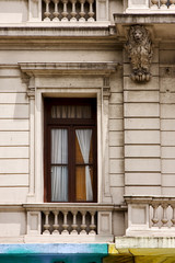 Fototapeta na wymiar Stare okna, mało kolorów taras i głowa lwa