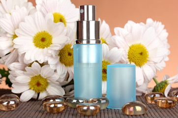 Obraz na płótnie Canvas Damskie perfumy w pięknej butelce z camomiles