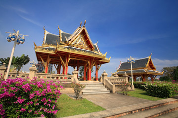 Obraz premium Beautiful shrines against blue sky at Chalerm Prakiat park