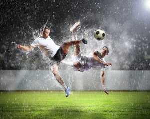 Fototapeta na wymiar Piłka nożna zawodnicy uderzają piłkę