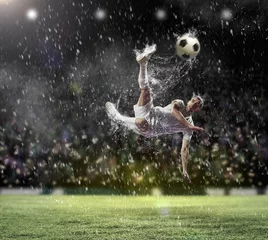 Keuken spatwand met foto voetballer die de bal slaat © Sergey Nivens