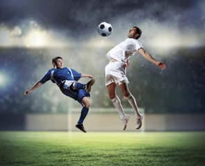 Fototapeten zwei Fußballspieler, die den Ball schlagen © Sergey Nivens